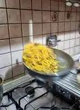 Immagine del passaggio 3 della ricetta Spaghetti allo zafferano con zucchine e pancetta croccante