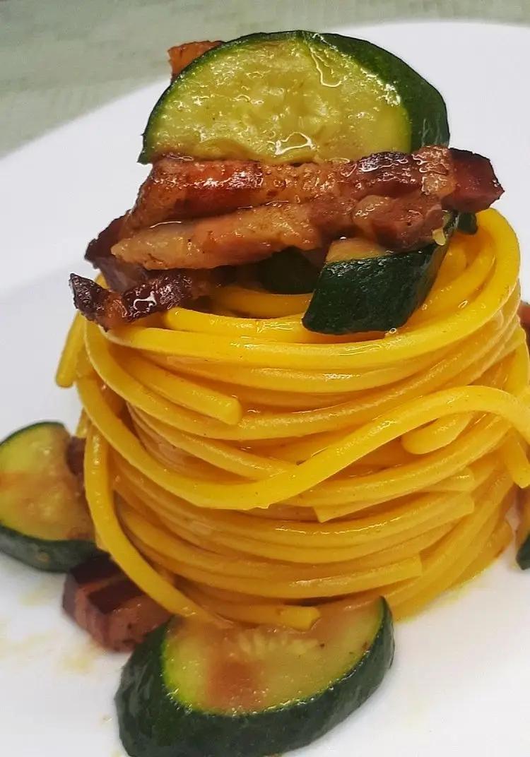 Ricetta Spaghetti allo zafferano con zucchine e pancetta croccante di Secondo_zio_claudio