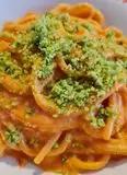 Immagine del passaggio 5 della ricetta Spaghettoni con crema di datterini e burrata con parmigiano verde