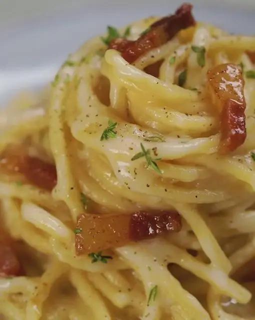 Ricetta Spaghettoni con crema di patate, pecorino e guanciale di altacucina