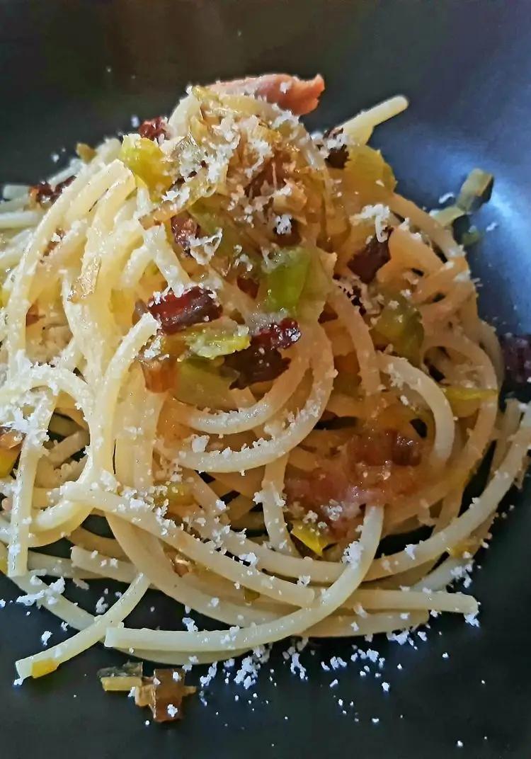 Ricetta Spaghettoni porro, pancetta e peperoni cruschi di gemi_alice