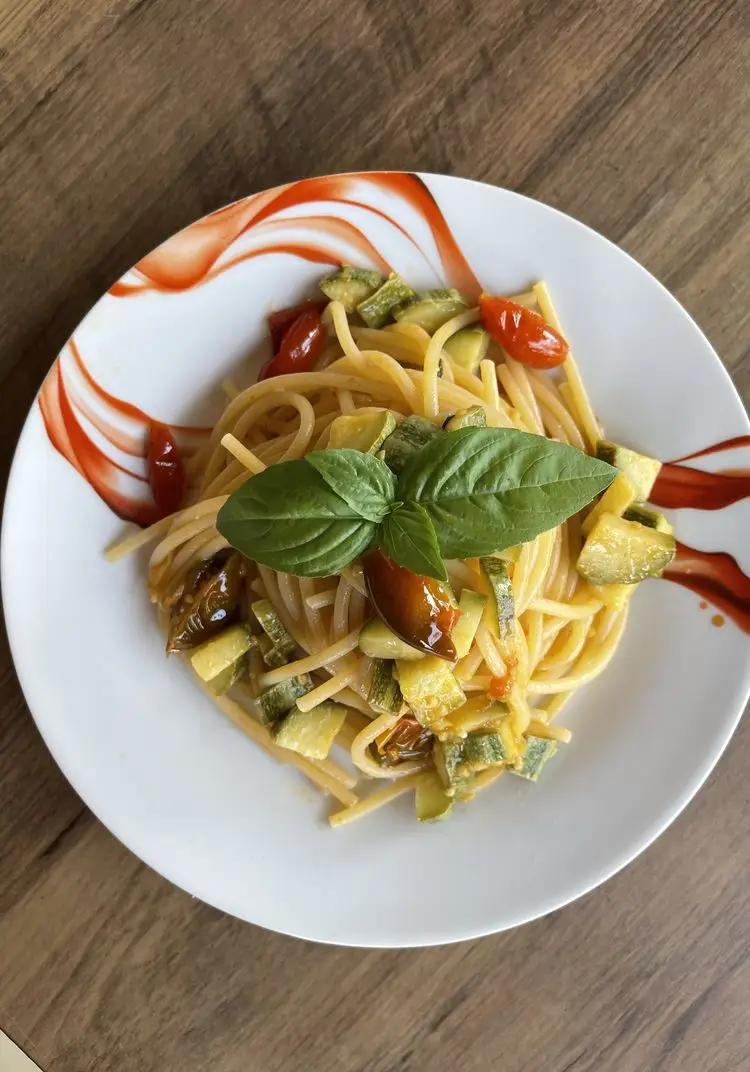 Ricetta Pasta pomodori e zucchine, Piatto tipico della cucina povera italiana 🇮🇹 di Lecuisinier