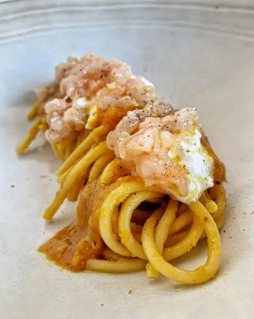 Ricetta Spaghettone con crema di peperoni, burrata e tartare di gamberi di Burrataepistacchi