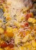Immagine del passaggio 5 della ricetta Gnocchi con sugo di datterini e salsiccia