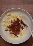 Immagine del passaggio 5 della ricetta Tortellini alla carne con crema di parmigiano e speck