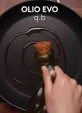 Immagine del passaggio 1 della ricetta Tortellini al prosciutto crudo con salsiccia, zafferano e stracchino