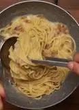Immagine del passaggio 5 della ricetta Spaghettoni con crema di patate, pecorino e guanciale