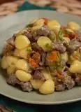 Immagine del passaggio 4 della ricetta Chicche di patate con fiori di zucca, salsiccia e gorgonzola