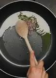 Immagine del passaggio 1 della ricetta Linguine alla crema di zucchine e robiola con salmone
