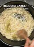 Immagine del passaggio 3 della ricetta Risotto allo zafferano con salsiccia croccante