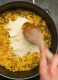 Immagine del passaggio 4 della ricetta Risotto allo zafferano con salsiccia croccante