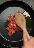 Immagine del passaggio 1 della ricetta Risotto allo zafferano con salsiccia croccante