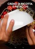 Immagine del passaggio 3 della ricetta Spaghetti in crema di ricotta e pistacchi con pomodorini