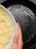 Immagine del passaggio 2 della ricetta Focaccia di patate in padella con prosciutto cotto e formaggio