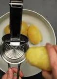 Immagine del passaggio 1 della ricetta Focaccia di patate in padella con prosciutto cotto e formaggio