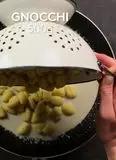 Immagine del passaggio 4 della ricetta Gnocchi con crema di gorgonzola, speck e noci