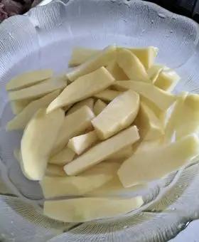 Immagine del passaggio 1 della ricetta Agnello al forno con patate alla pugliese.