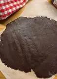 Immagine del passaggio 2 della ricetta Biscotti al cacao con composta di Lamponi e Gelso Le Conserve della Nonna