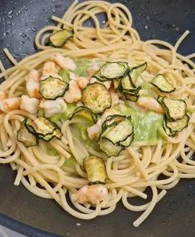 Immagine del passaggio 5 della ricetta Spaghettoni XXL Pasta Garofalo con crema di zucchine parmigiano e basilico, gamberi e chips 💥
