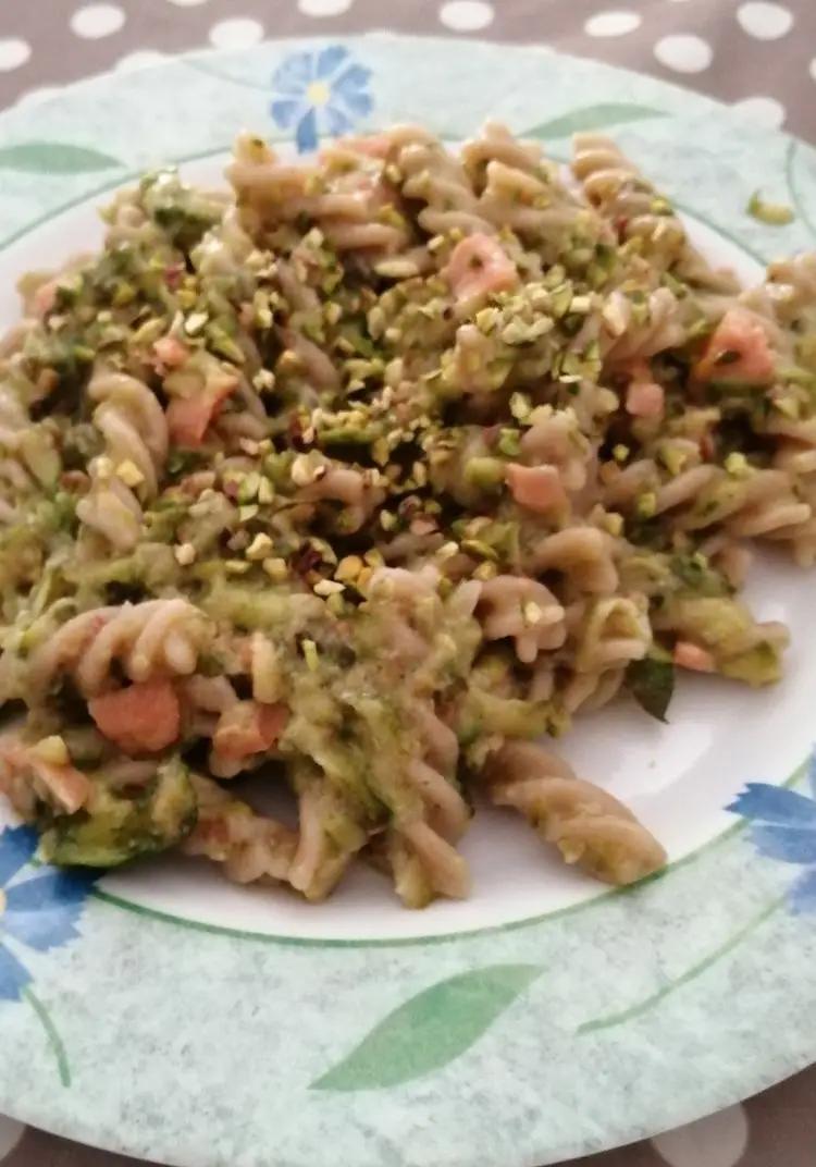 Ricetta Fusilli integrali con zucchine, salmone e granella di pistacchi di stellac1974