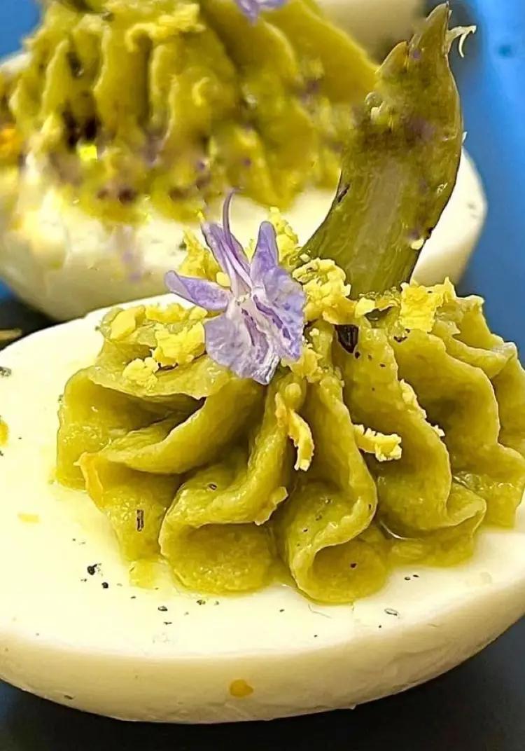 Ricetta Uova alla curcuma con ripieno di asparagi ,tuorlo sale di cipro e fiori di rosmarino di flastefyfood