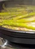 Immagine del passaggio 1 della ricetta Uova alla curcuma con ripieno di asparagi ,tuorlo sale di cipro e fiori di rosmarino