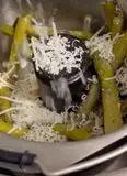 Immagine del passaggio 2 della ricetta Uova alla curcuma con ripieno di asparagi ,tuorlo sale di cipro e fiori di rosmarino