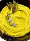 Immagine del passaggio 3 della ricetta Uova alla curcuma con ripieno di asparagi ,tuorlo sale di cipro e fiori di rosmarino