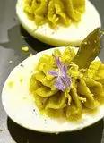 Immagine del passaggio 6 della ricetta Uova alla curcuma con ripieno di asparagi ,tuorlo sale di cipro e fiori di rosmarino