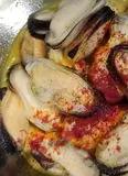 Immagine del passaggio 2 della ricetta Spaghetto quadrato aglio olio e nero di seppia con crema cozze e zafferano