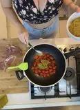 Immagine del passaggio 8 della ricetta Busiate  al pesto di pistacchio, pomodorini, burrata e scaglie di crudo