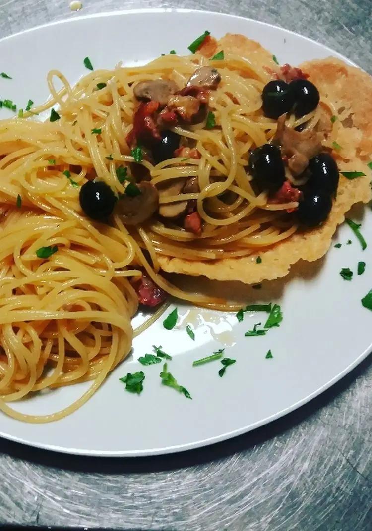 Ricetta Spaghetti champignon pomodori secchi olive su cesto  di parmigiano di Mariomazzei