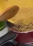 Immagine del passaggio 6 della ricetta Pasta e piselli al pomodoro