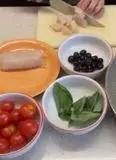 Immagine del passaggio 2 della ricetta Pasta con merluzzo, olive e pomodorini
