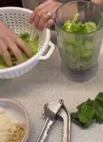 Immagine del passaggio 1 della ricetta Pesto di foglie di sedano