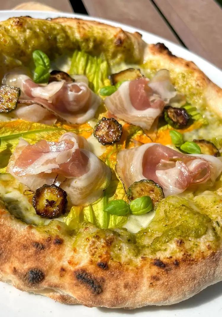 Ricetta Pizza con zucchine, fiori di zucca e pancetta tesa di pizzaperfetta