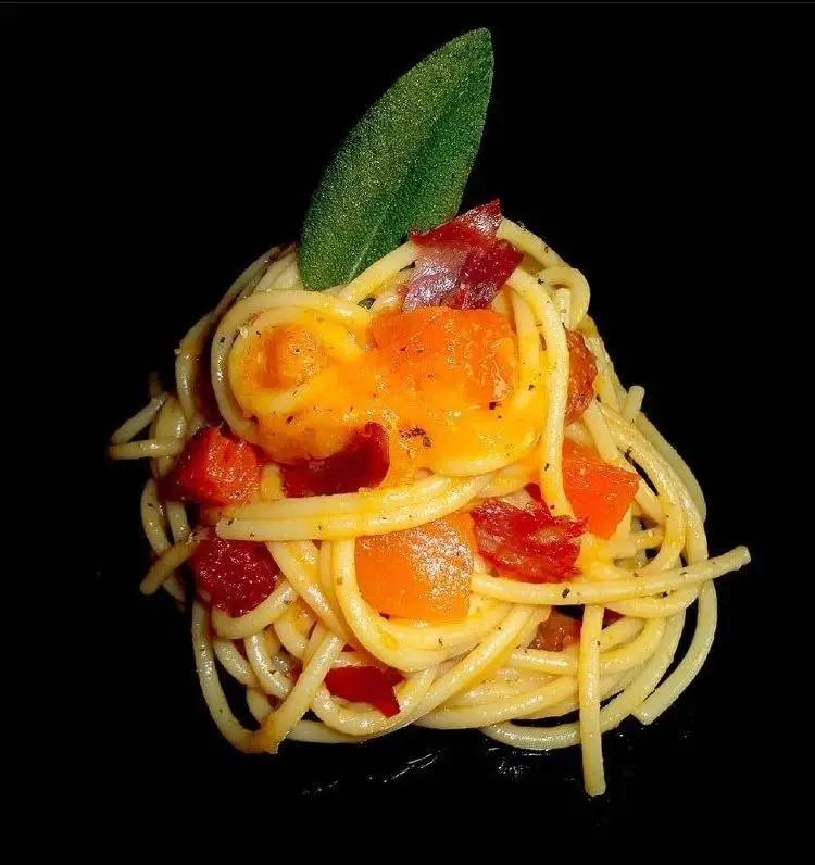Ricetta Spaghettoni alla zucca, speck e salvia di Cheatday_is_okay