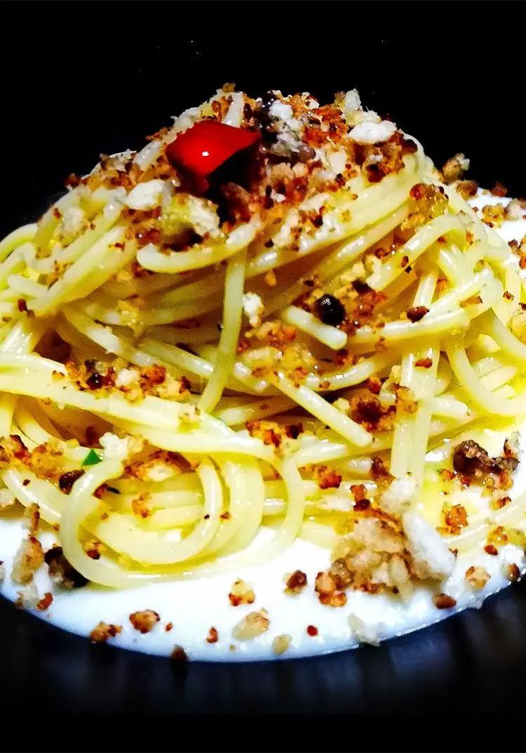 Ricetta Spaghetto aglio olio e peperoncino su crema di cavolfiore e crumble all'acciuga di tullio