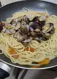 Immagine del passaggio 7 della ricetta Spaghetti vongole e bottarga