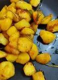 Immagine del passaggio 7 della ricetta Patate arrosto spolverate con curcuma e rosmarino