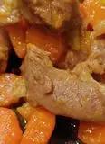 Immagine del passaggio 6 della ricetta Spezzatino di vitello e salsiccia in umido con carote
