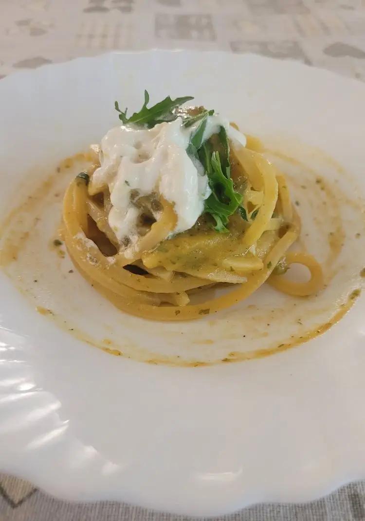 Ricetta Spaghetti con pesto di rucola, stracciatella e polpa di pomodoro giallo. di Incucinacontiz