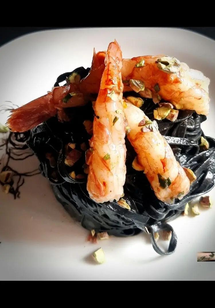 Ricetta Fettuccine al Nero di Seppia con Gamberoni Argentini e Pistacchi di Loca