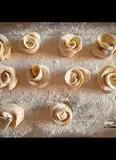 Immagine del passaggio 5 della ricetta Rose di Pasta su Salsa Ciliegina al Basilico