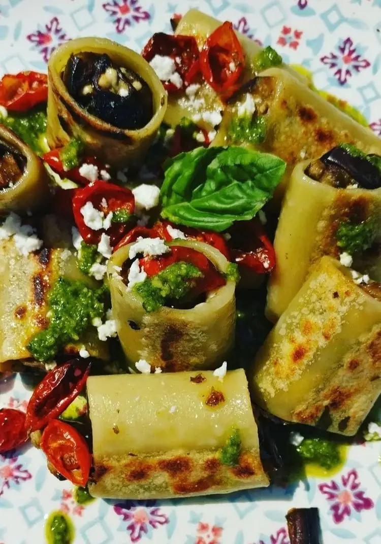 Ricetta Paccheri alla parmigiana di melanzane con salsa al basilico e pomodorini confit. di Sabira