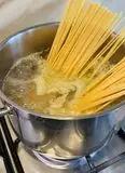 Immagine del passaggio 5 della ricetta SPAGHETTONI CON CIME DI RAPA, SALSICCIA E CREMA DI ZAFFERANO