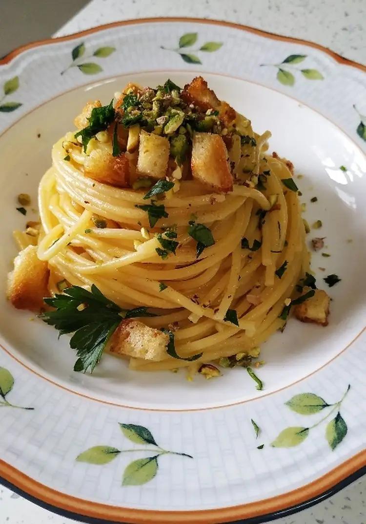 Ricetta Spaghetti aglio olio e peperoncino con pioggia di briciole profumate di marcellaferrari95