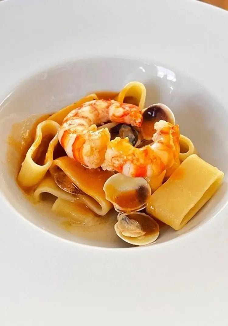 Ricetta Calamarata su crea di rasa pescatrice e bisque di crostacei di ArK