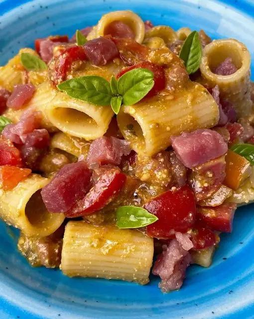 Ricetta Mezze maniche con pomodorini rossi & gialli, pesto e tartare di tonno di ilmiopiattoacolori