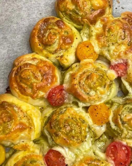 Ricetta Alberello di pasta sfoglia con pesto, provola e pomodorini di ilmiopiattoacolori